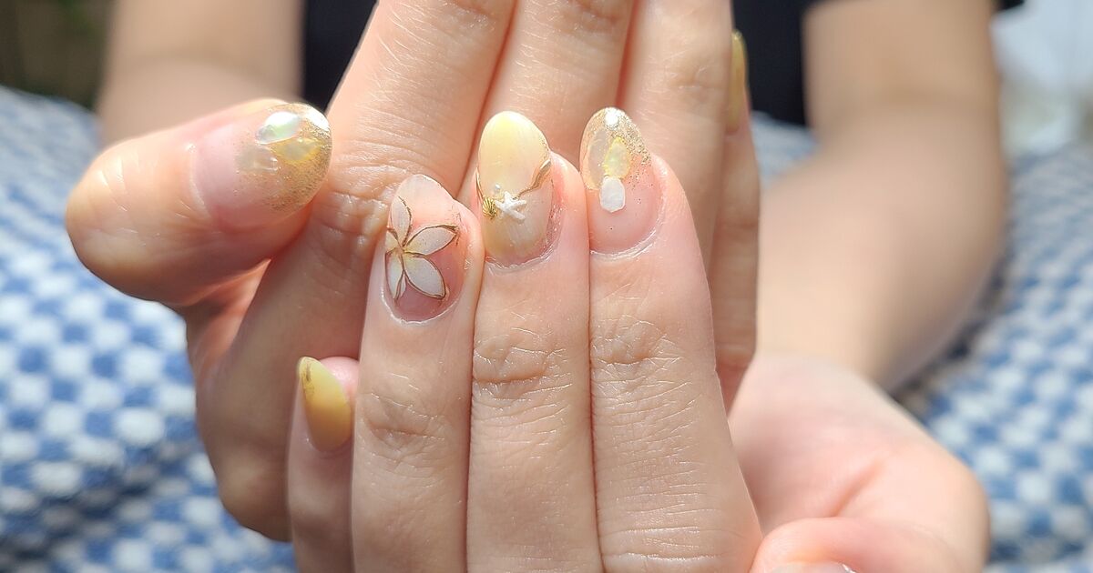 リゾート プルメリア 夏ネイル 印西市ネイルサロン Newデザイン 手元の輝きを長持ちさせるハンドケア方法などをご提供します 印西のネイルサロン Manoa Nail
