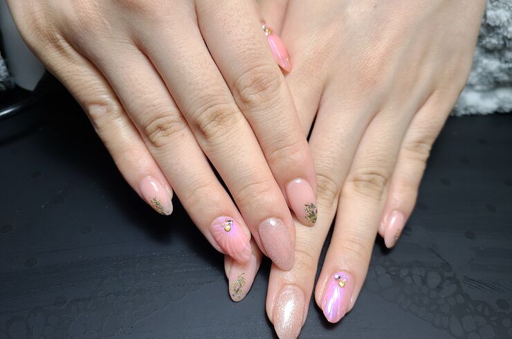 ピンクのマーメイドネイル