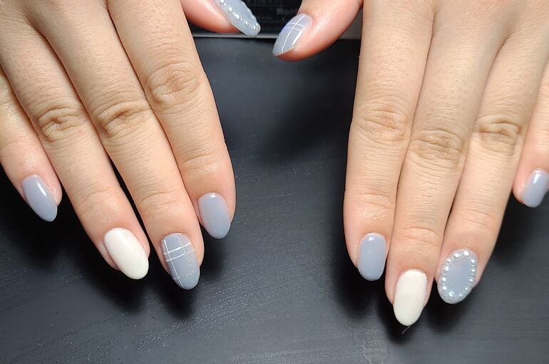 囲みパールネイル 可愛いネイル 印西市ネイルサロン Newデザイン 手元の輝きを長持ちさせるハンドケア方法などをご提供します 印西の ネイルサロン Manoa Nail