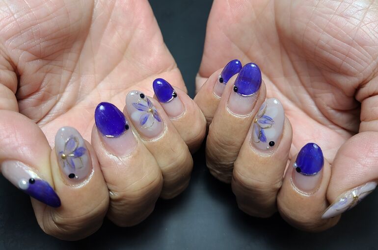 持ち込みデザイン 変形フレンチ 秋冬フラワーネイル 印西市ネイルサロン Newデザイン 手元の輝きを長持ちさせるハンドケア方法などをご提供します 印西のネイルサロン Manoa Nail