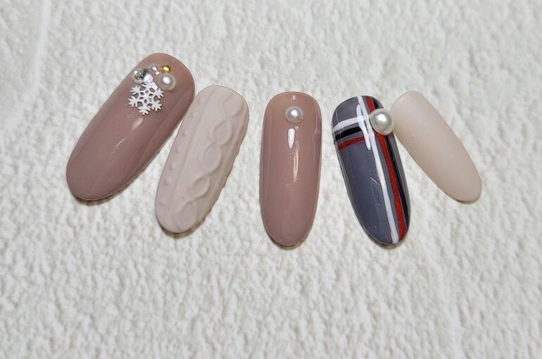 冬ネイル チェックネイル ニットネイル 印西市ネイルサロン Newデザイン 手元の輝きを長持ちさせるハンドケア方法などをご提供します 印西の ネイルサロン Manoa Nail